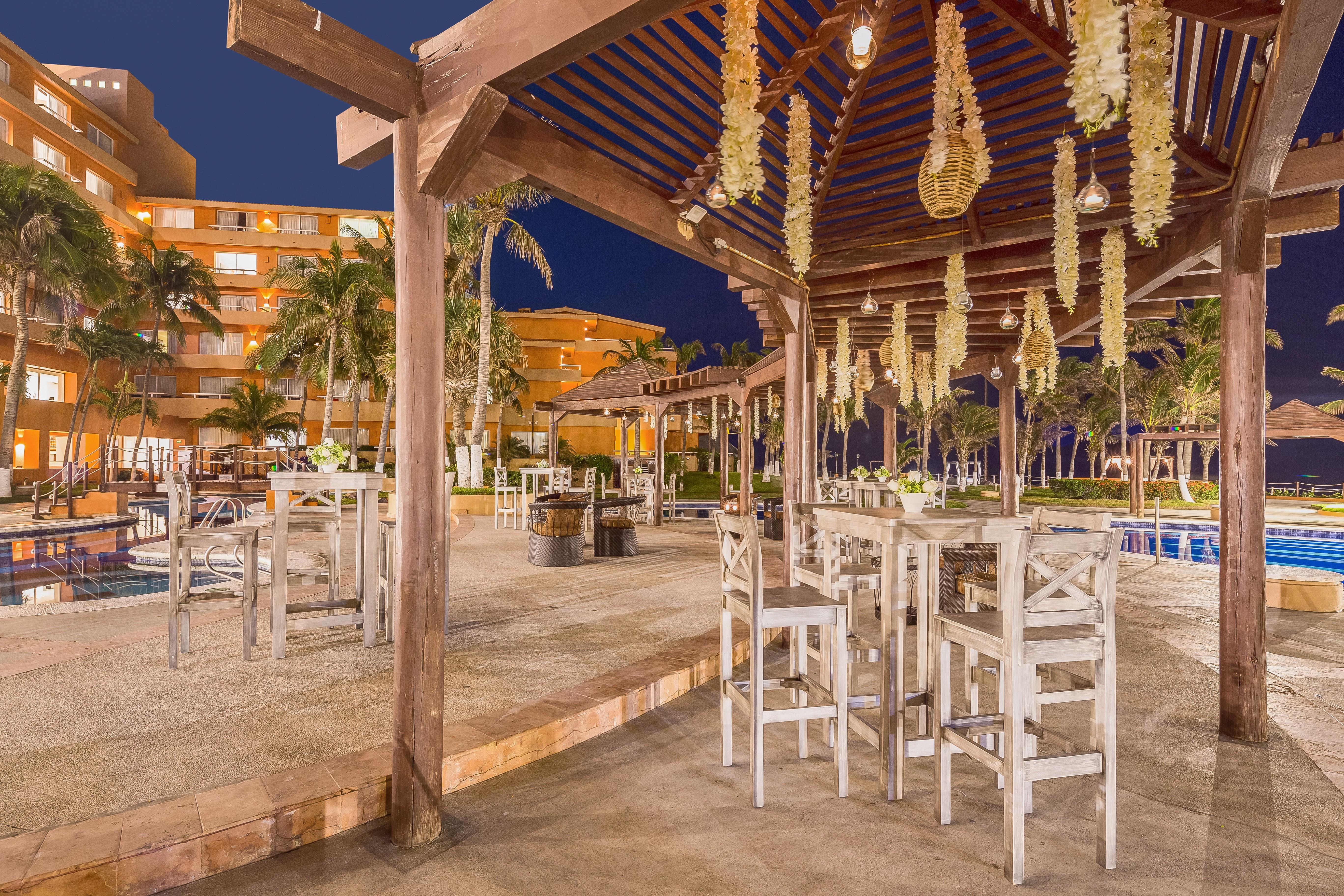 Grand Fiesta Americana Veracruz Exterior foto The resort's main pool at night