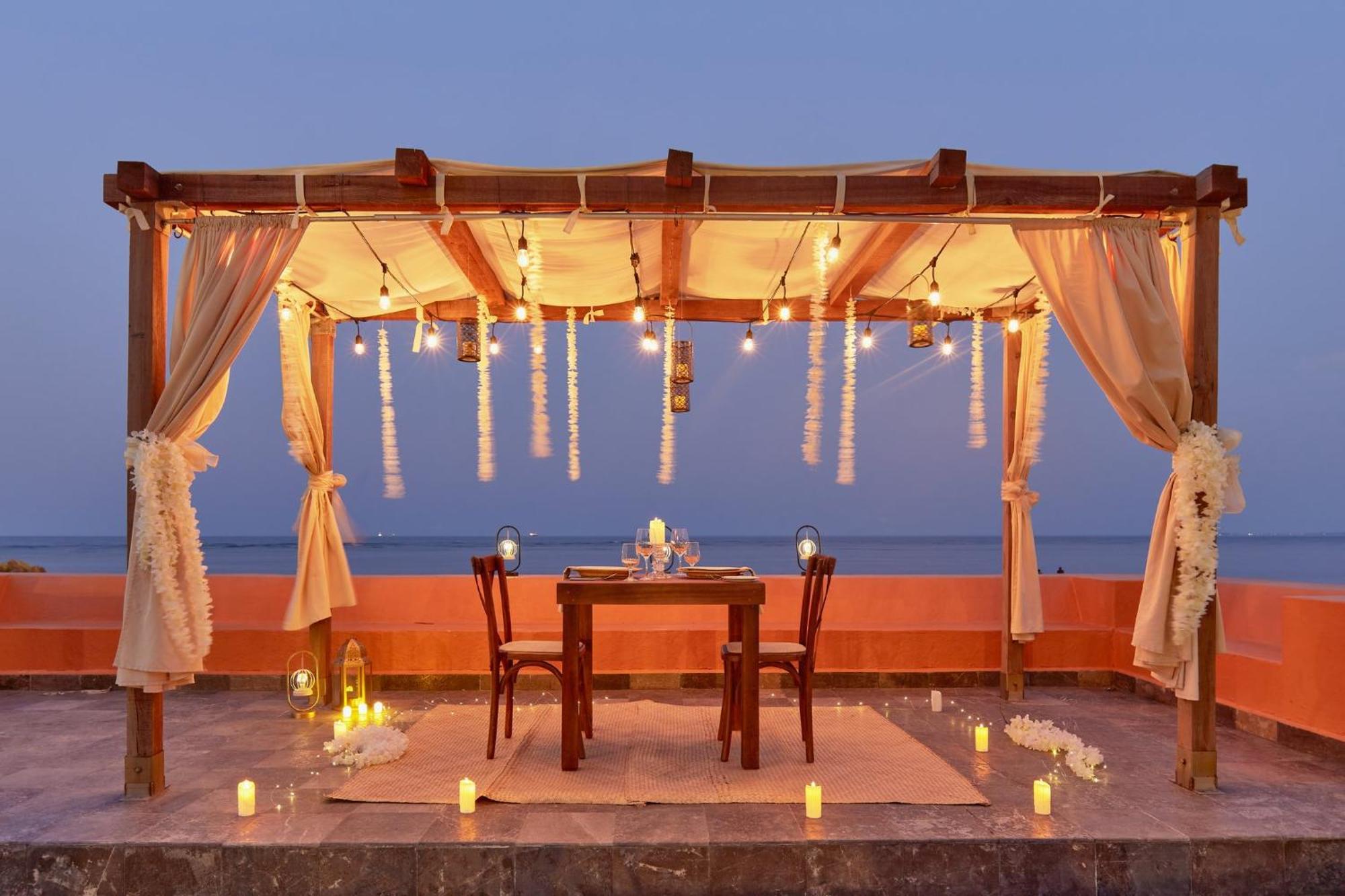 Grand Fiesta Americana Veracruz Exterior foto A pergola with a table and chairs